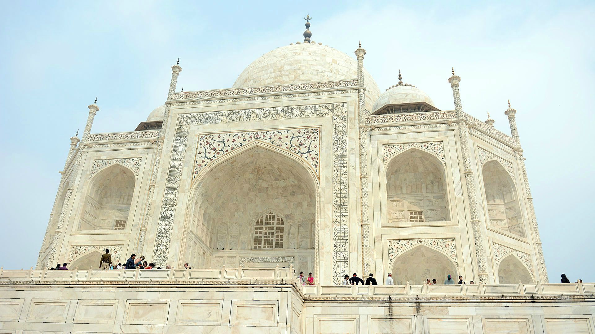 Taj Mahal - jeden z siedmiu cudów nowożytnego świata. Indyjskie Mauzoleum wzniesione przez Szahdżahana z Dynastii Wielkich Mogołów na pamiątkę ukochanej żony Mumtaz Mahal